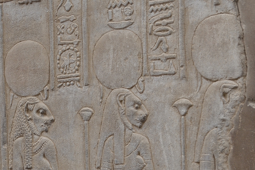 49 MAK_6362pp.jpg - Ciascuna è coronata dal disco solare e l'ureo (cobra eretto), simbolo di forza, protezione e potere distruttivo del sole che può trasformarsi in energia curativa. Queste divinità femminili fungevano da protettrici feroci dell'ordine cosmico e del sovrano all'interno del complesso templare.